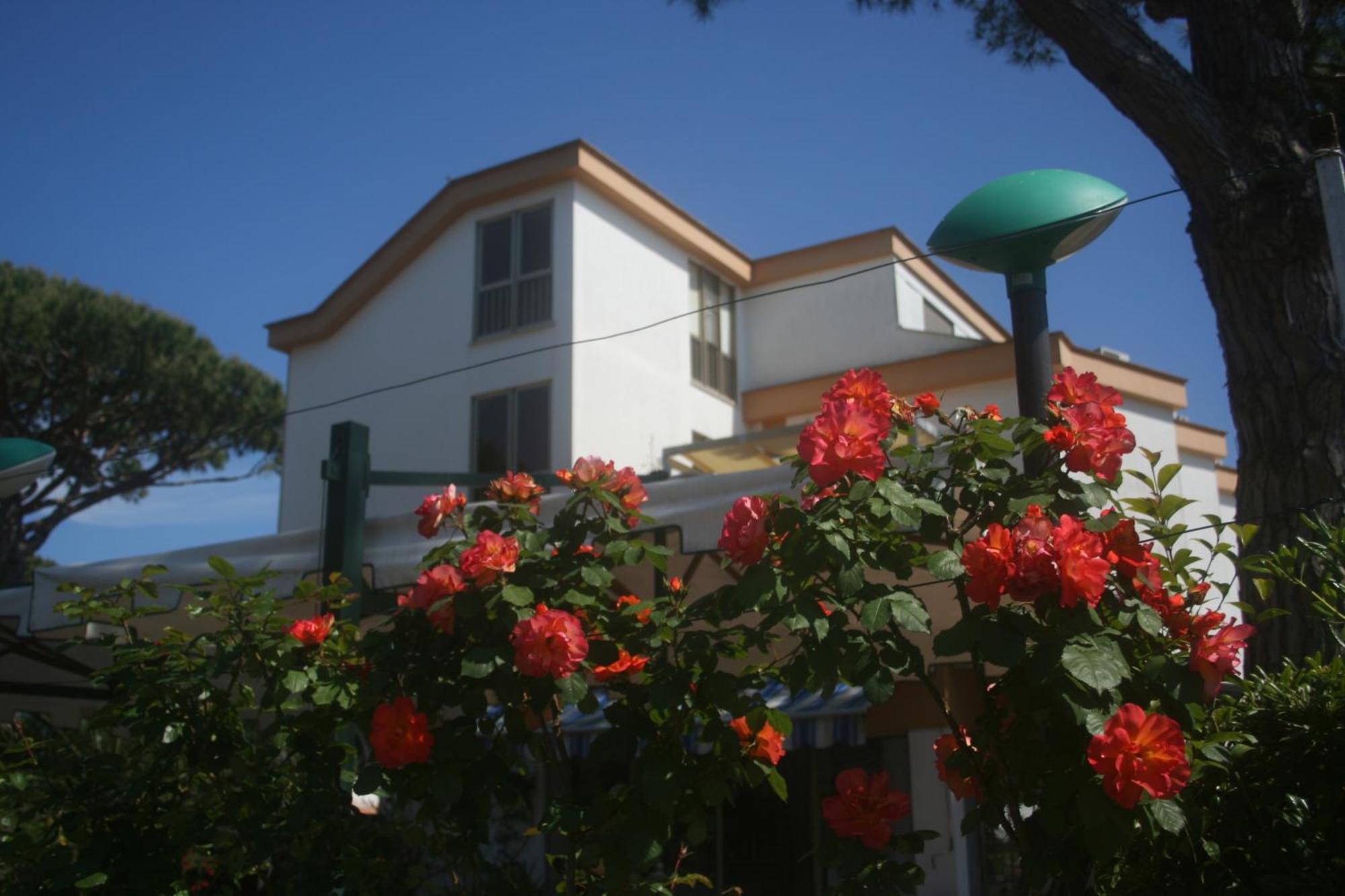 Hotel Anna Терачина Екстериор снимка