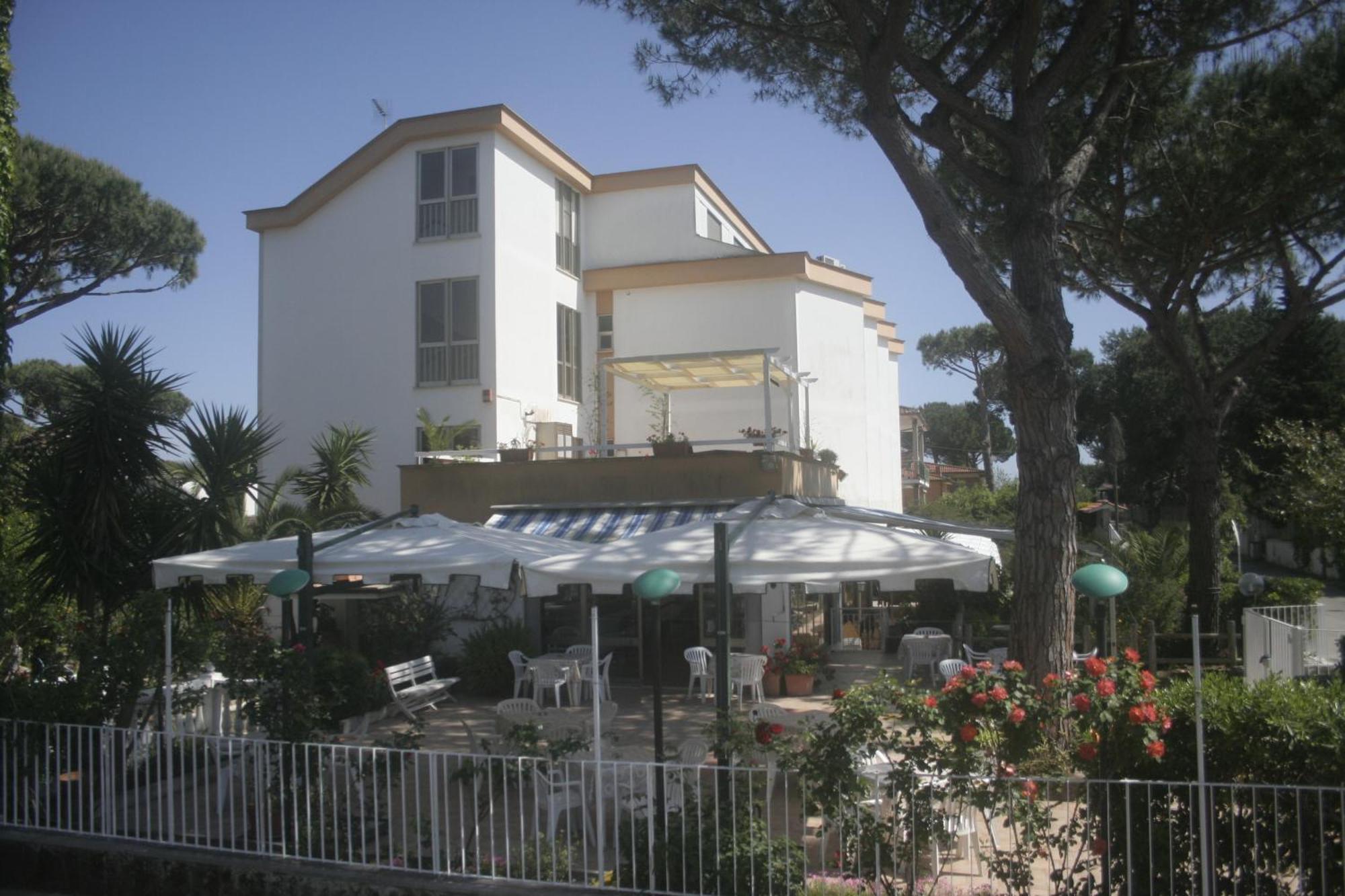 Hotel Anna Терачина Екстериор снимка