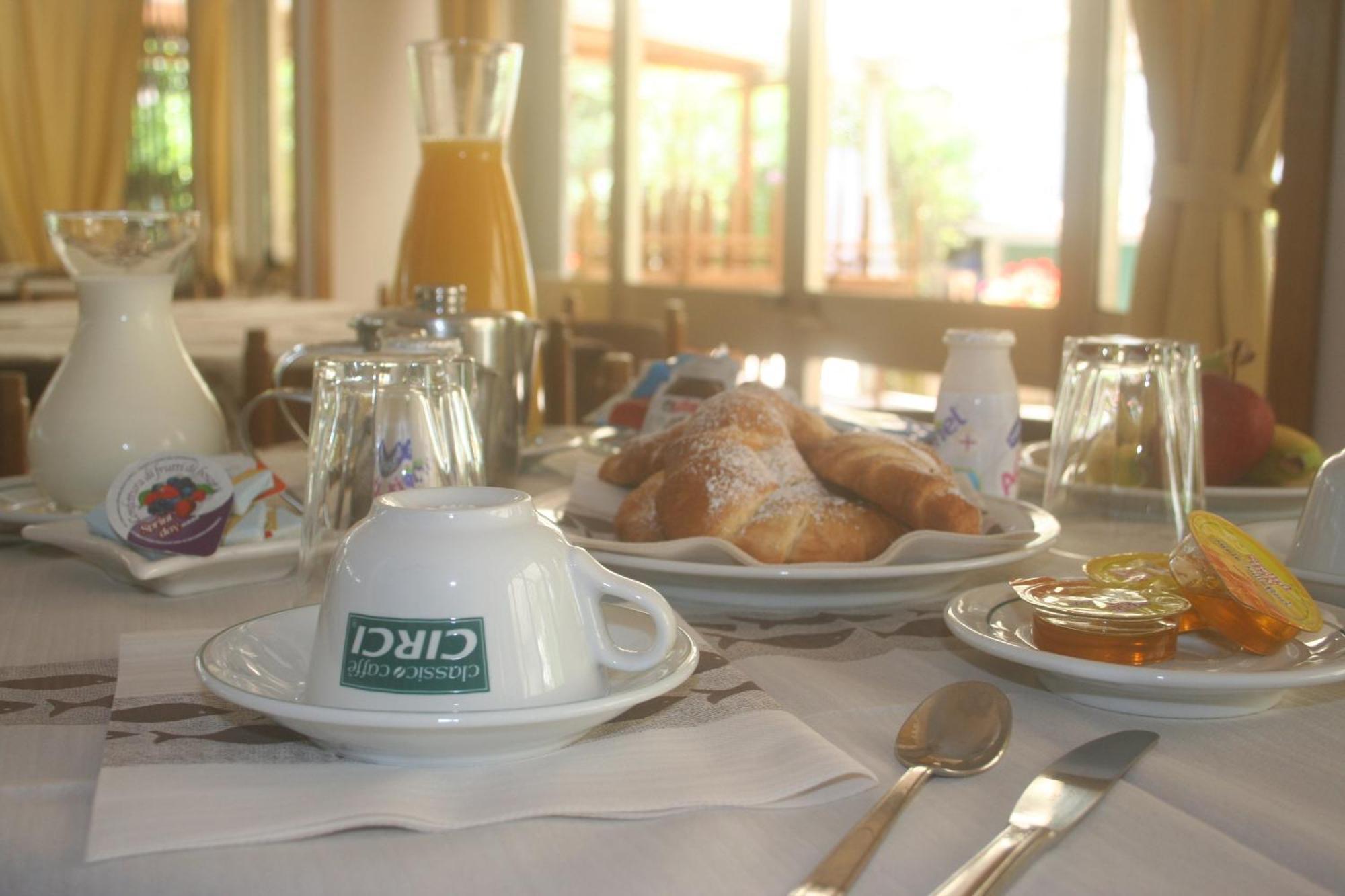 Hotel Anna Терачина Екстериор снимка