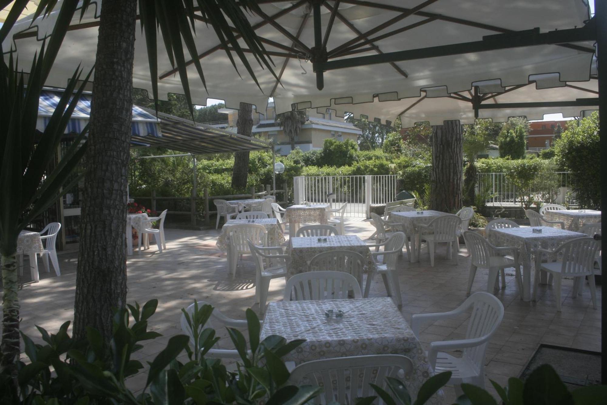 Hotel Anna Терачина Екстериор снимка