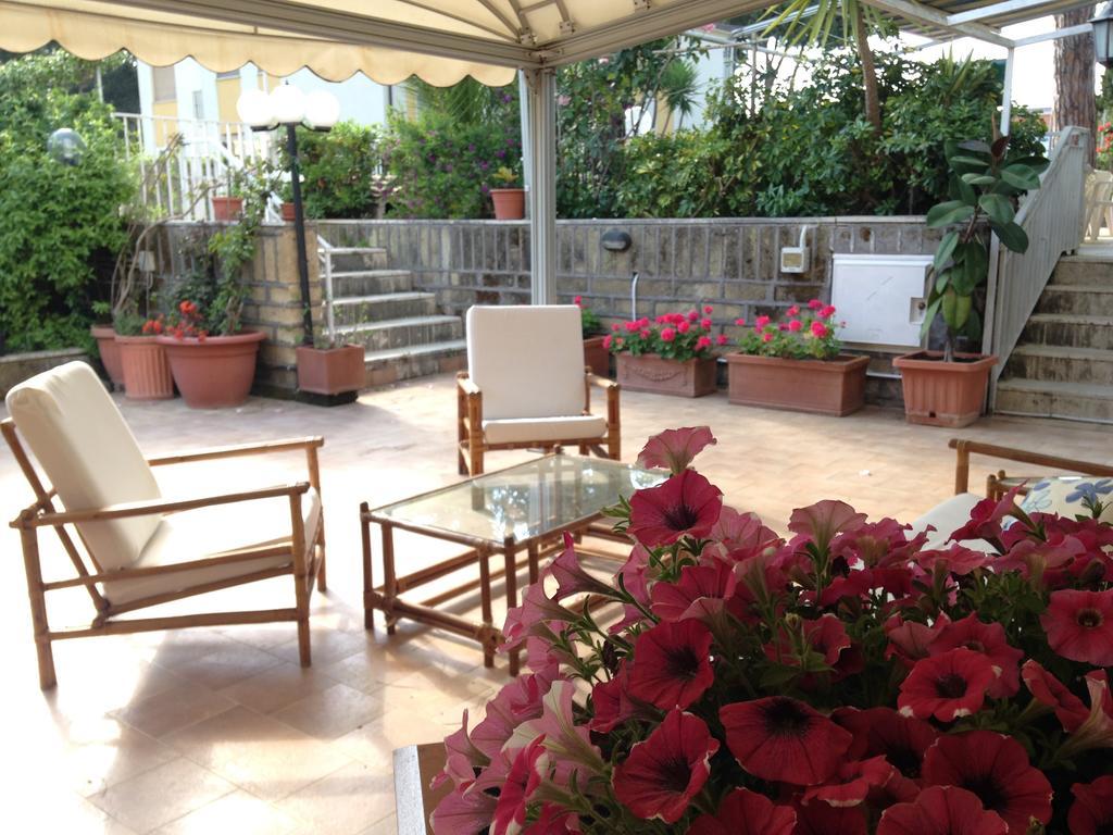 Hotel Anna Терачина Екстериор снимка