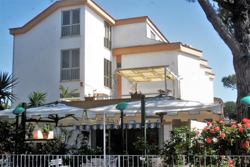 Hotel Anna Терачина Екстериор снимка