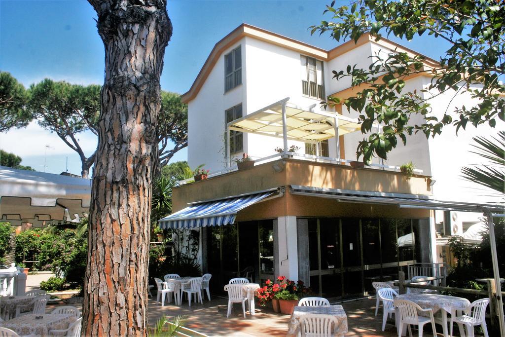 Hotel Anna Терачина Екстериор снимка