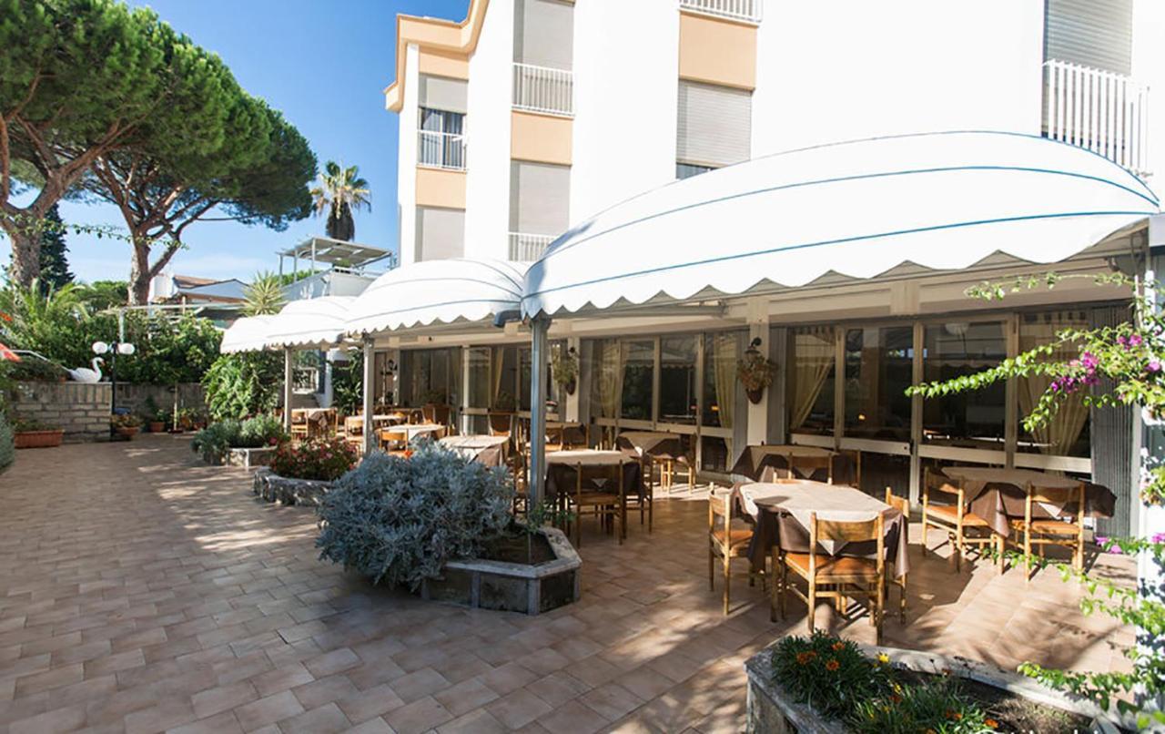 Hotel Anna Терачина Екстериор снимка